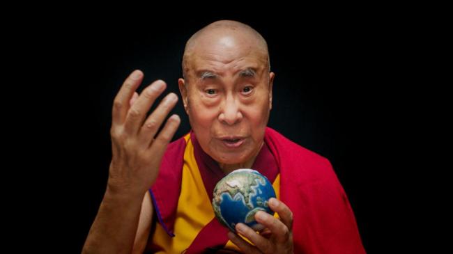 csm_02_wisdom_of_happiness_dalai_lama_copyright_das_kollektiv_gmbh_aabf1f21e7.jpg